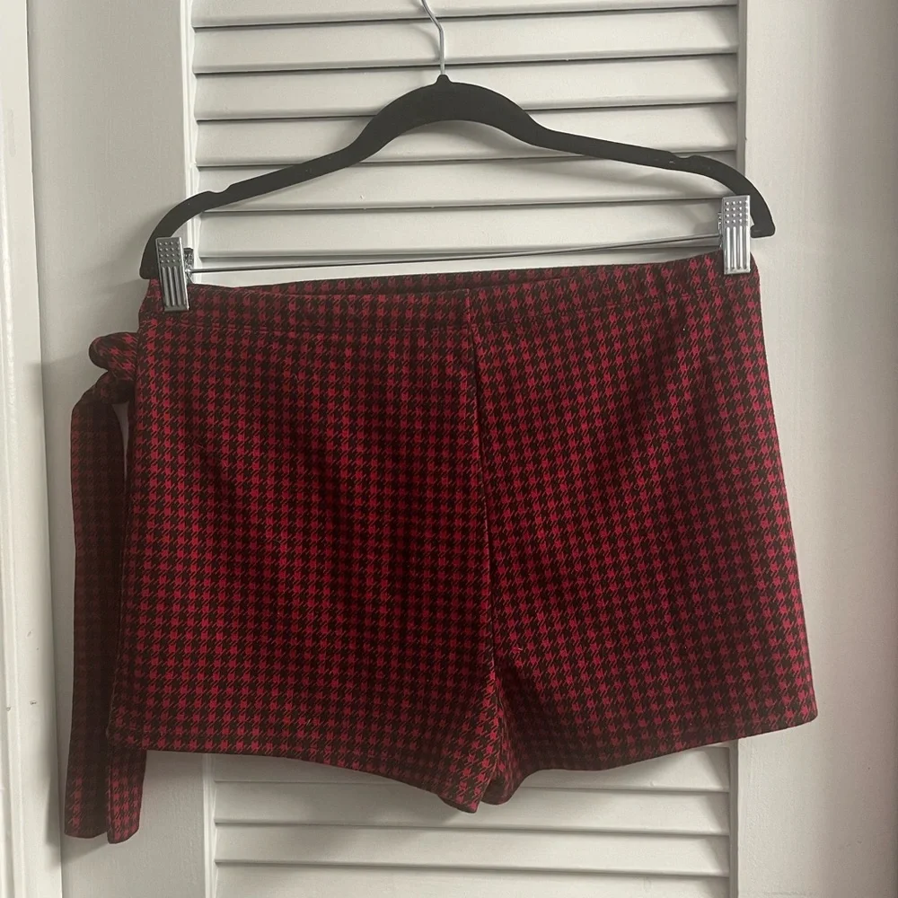 Haute Monde Like New Size L Houndstooth Faux Wrap Front Skirt that’s a Skort - Picture 4 of 7
